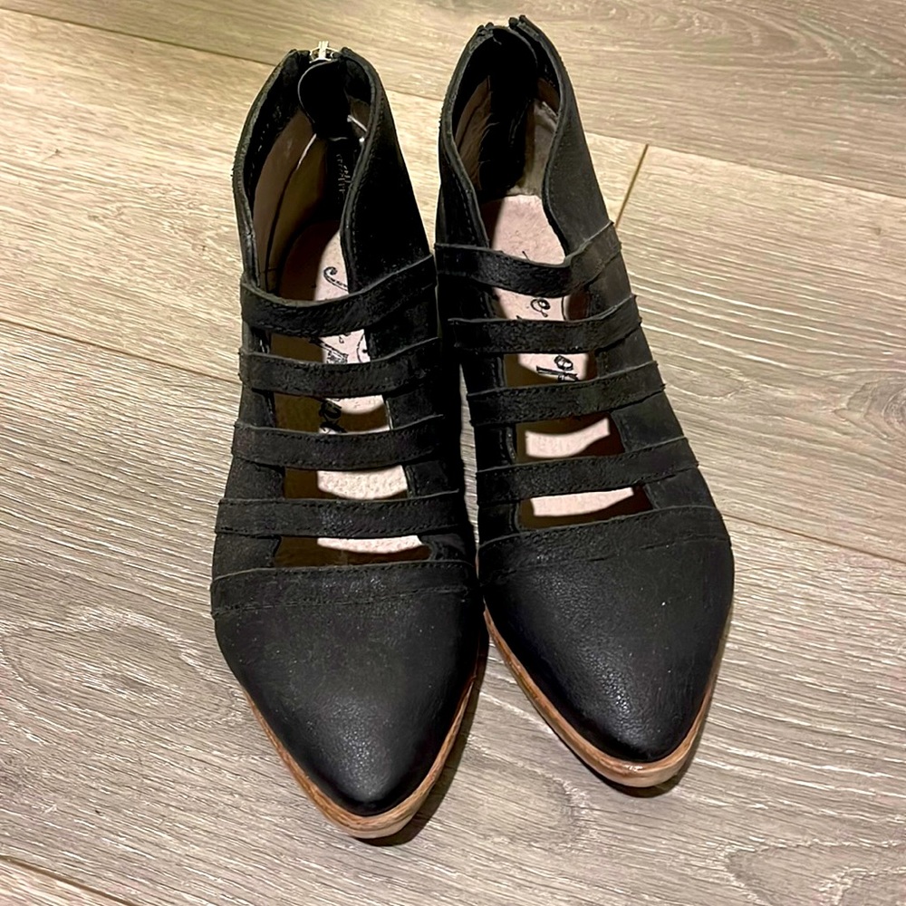 Size 6/36 Eu size Free People Booties. Black in color. Only worn a few times.